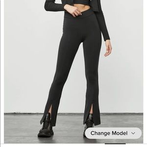 Alo AIRBRUSH
HIGH-WAIST
FLUTTER LEGGING